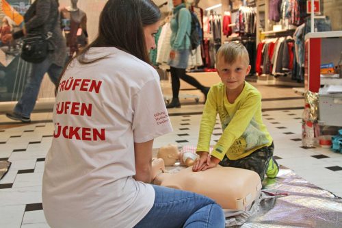 Übung zur Herzdruckmassage. Foto: UKD