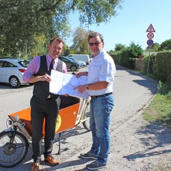 Wieder ein Stückchen Radweg verbessert. Raoul Schmidt-Lamontain und Reinhard Koettnitz verweisen auf weitere Planungen. Foto: Pohl