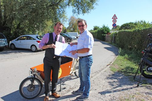 Wieder ein Stückchen Radweg verbessert. Raoul Schmidt-Lamontain und Reinhard Koettnitz verweisen auf weitere Planungen. Foto: Pohl