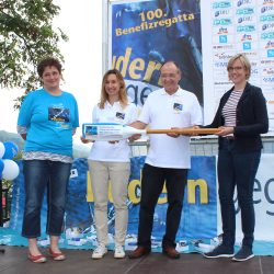 Zur 100. Benefizregatta übergab Prof. Dr. Esther Troost (r.) ein Erinnerungs-Ruder als Dankeschön der Universitätsklinik an die Stiftung »Leben mit Krebs«. Mit dabei Patientin Kerstin Hartig (l.) sowie Justyna Iskierka und Regattaleiter Stefan Grünewald-Fischer von der Stiftung. Foto: Pohl