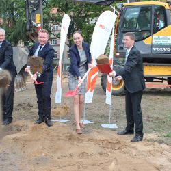 Gemeinsam anpacken: Torsten Vergin, Lars Wätzold, Dr. Kristin Klaudia Kaufmann und Steffen Jäckel vollzogen den symbolischen ersten Spatenstich auf der Baustelle Ulmenstraße. Foto: Pohl