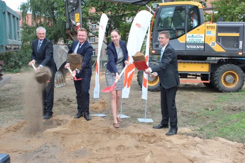 Gemeinsam anpacken: Torsten Vergin, Lars Wätzold, Dr. Kristin Klaudia Kaufmann und Steffen Jäckel vollzogen den symbolischen ersten Spatenstich auf der Baustelle Ulmenstraße. Foto: Pohl