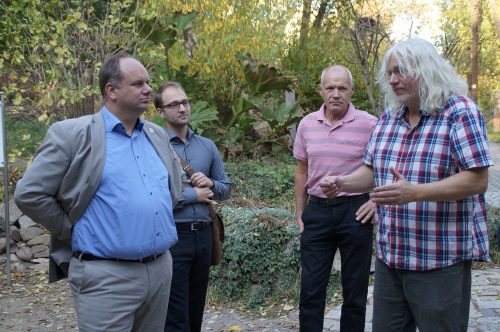 Oberbürgermeister Dirk Hilbert, der Mobschatzer Ortsvorsteher Maximilian Vörtler, Ortschaftsrat Klaus-Dieter Paul (v. l. n. r.) im Gespräch vor Ort bei der Zschoner Mühle mit dem Vereinsvorsitzenden des Kulturvereins Zschoner Mühle e. V. und Mühlenwirt Thomas Winkler. Foto: Steffen Dietrich