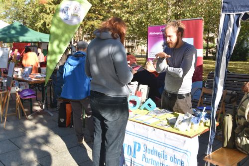 Mit Infoständen wie hier bei den Interkulturellen Tagen versucht StoP, auf das Thema Partnergewalt aufmerksam zu machen. Foto: Möller