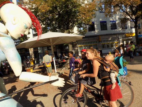 Wie fühlen sich die Menschen im Stadtteil, wie erleben sie ihr Umfeld? Das Projekt »Undine kommt nach Pie­schen« wird von der »Aktion Mensch« gefördert. Foto: PR