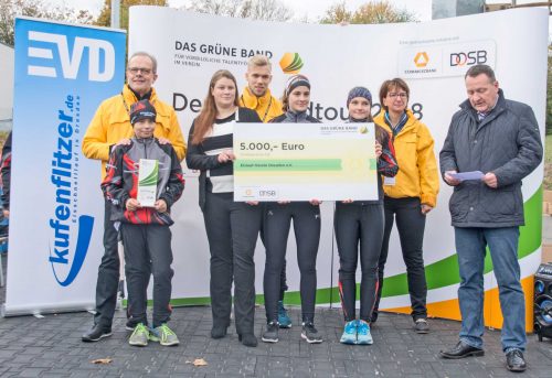 Mit bei der Auszeichnung dabei: Sportler Valentin Baum, Schatzmeisterin Linda Reif, die Sportlerinnen Ella Herberger und Antonia Oestreich sowie Gert Oestreich, stellvertretender Vorstandsvorsitzender des EVD (vordere Reihe von links). Dahinter: Joachim Hecker (l.), Niederlassungsleiter Privat- und Unternehmerkunden der Commerzbank Dresden, Julien Quester, Kundenserviceberater in der Commerzbank-Filiale Dresdner Bank, und Sylvia Kegler, Filialdirektorin der Dresdner Bank. Foto: Heike Schlörb