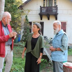 Vor dem Melli-Beese-Haus: Silvia Tröster im Gespräch mit Christoph Wetzel (l.) und Eckhard Kempin. Foto: Pohl