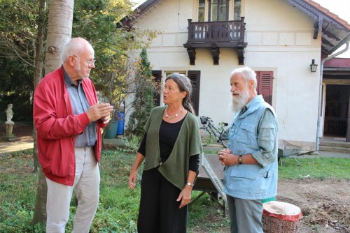Vor dem Melli-Beese-Haus: Silvia Tröster im Gespräch mit Christoph Wetzel (l.) und Eckhard Kempin. Foto: Pohl