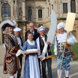 Das Stollenmädchen Lina Trepte wurde zum Auftakt der Stollensaison begleitet von Kurfürst August dem Starken, Bäckermeister Heiko Trepte, ihrem Vater, Schlösserlandchef Christian Striefler, Bäckermeister Andreas Wippler und Hofbäckermeister Zacharias (v. l.). Foto: Pohl