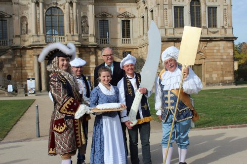 Das Stollenmädchen Lina Trepte wurde zum Auftakt der Stollensaison begleitet von Kurfürst August dem Starken, Bäckermeister Heiko Trepte, ihrem Vater, Schlösserlandchef Christian Striefler, Bäckermeister Andreas Wippler und Hofbäckermeister Zacharias (v. l.). Foto: Pohl