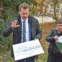 (Wo)man at work: Stadträtin und Baubürgermeister vor Eiben. Manche Konflikte sind einfach nicht lösbar. Foto: Möller