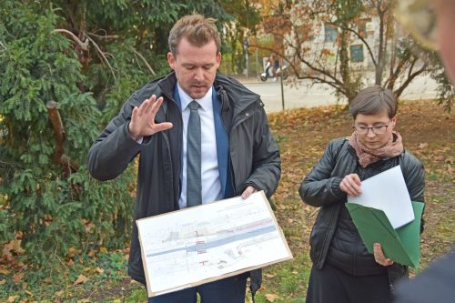 (Wo)man at work: Stadträtin und Baubürgermeister vor Eiben. Manche Konflikte sind einfach nicht lösbar. Foto: Möller