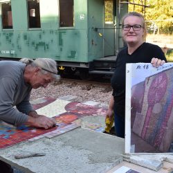 Restaurator Klaus-Peter Dyroff und seine Tochter Anna beim Aufarbeiten eines der Teile der Platte »Nummer 18«. Diese stellen sie auf der Denkmal-Messe in Leipzig vor. Foto: Trache