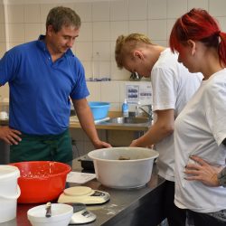 André Hanke ist gelernter Bäcker und leitet die Jugendlichen an. Foto: Trache