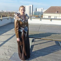 Das Dresdner Schokoladenmädchen Michelle Klinkenberg (22) präsentiert ihr neues von jungen Designern der Fachhochschule Dresden entworfene Kleid auf dem Dach der FHD am Straßburger Platz. Bildquelle: meeco Communication Services