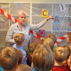 Über mangelndes Interesse konnte Projektleiterin Katrin Froner nicht klagen. Die Kids der 82. Grundschule freuten sich darüber, die neue Schulbibliothek in Besitz nehmen zu dürfen. Foto: Möller