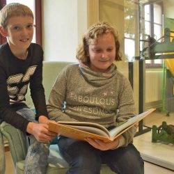 Mike und Abby aus der Klasse 4a. Beide lesen gern und freuen sich über die neue Schulbibliothek. Foto: Claudia Trache