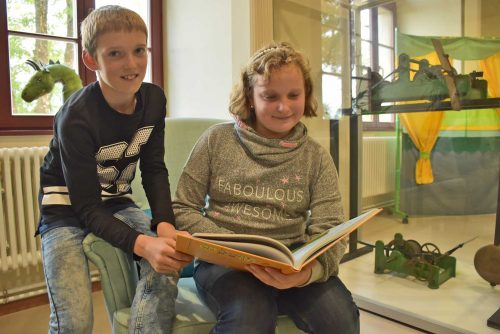 Mike und Abby aus der Klasse 4a. Beide lesen gern und freuen sich über die neue Schulbibliothek. Foto: Claudia Trache