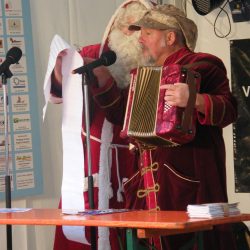 Keine Zschachwitzer Wintermeile ohne den singenden Fürsten Putjatin und den Weihnachtsmann. Foto: PR