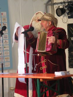 Keine Zschachwitzer Wintermeile ohne den singenden Fürsten Putjatin und den Weihnachtsmann. Foto: PR
