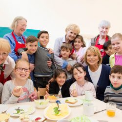 Schauspielerin Uschi Glas (3. v. r.) gehört zu den Mitbegründern des Vereins brotZeit. Foto: PR