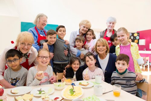 Schauspielerin Uschi Glas (3. v. r.) gehört zu den Mitbegründern des Vereins brotZeit. Foto: PR