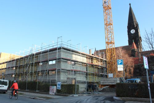 In Nachbarschaft der Versöhnungskirche entsteht die neue Sporthalle des Christlichen Sozialwerks. Foto: C. P.