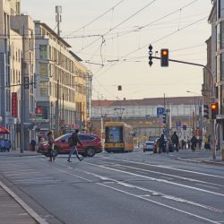 Blick auf den Bereich der Zentralhaltestelle Kesselsdorfer Straße, die zusammen mit einem weiterführenden Straßenstück der »Kellei« von der Reisewitzer Straße bis zur Wernerstraße in den nächsten Jahren in eine verkehrsfreie Zone umgebaut wird. Foto: Steffen Dietrich