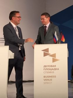 SLUB-Generaldirektor Achim Bonte (l.) und der Generaldirektor der Russischen Staatsbibliothek Moskau bei der Vertragsunterzeichnung im Rahmen des International Cultural Forum in Sankt Petersburg. Foto: SLUB Dresden