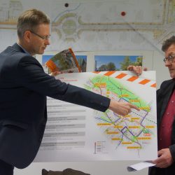 DVB-Vorstand Andreas Hemmersbach (l.) und Straßen- und Tiefbauamtsleiter Reinhard Koettnitz bei der Erläuterung des Baufortschritts. Foto: Steffen Dietrich