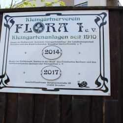 Der Kleingartenverein Flora I benötigt ein neues Schild für sein Gartentor. Nach den Auszeichnungen 2014 und 2017 folgte 2018 die Ehrung als schönste Kleingartenanlage Dresdens. Im Dezember 2018 nahm der Vorsitzende der Anlage »Flora I« Sven-Karsten Kaiser die Silbermedaille im 24. Bundeswettbewerb »Gärten in der Stadt« entgegen. Bei einem Rundgang im Juni überzeugten die Kleingärtner die Jury mit ihrer bunten Vielfalt. Foto: Pohl