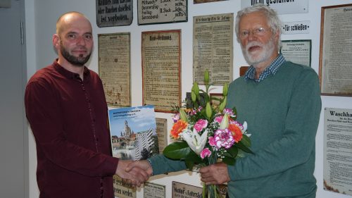 Der Vorstandsvorsitzende des Mietervereins Dresden Peter Bartels (r.) begrüßt das 50.000 Neumitglied. Foto: mvd