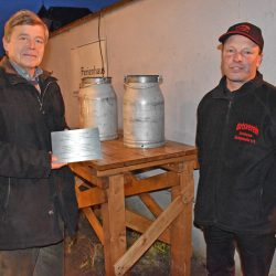 Herko Müller, Vorsitzender des Ortsvereins Zschieren-Zschachwitz (r.), mit Dr. Heinrich Günther, dessen entfernter Verwandter Hans Lehmann die historische Milchrampe stiftete. Foto: Trache