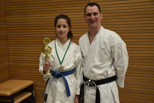 Die neue U16-Sachsenmeisterin Carolin Fraß vom Dresdner Karate Team und Trainer Robert Dietz, Vereinsmitbegründer und Organisator der »Dresden Open«. Foto: Claudia Trache