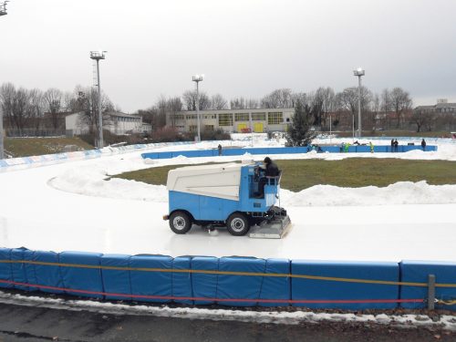 Gut präpariert zeigt sich die Eisschnelllaufbahn für den Besucheransturm in den Winterferien gut gerüstet. Foto: Dietrich