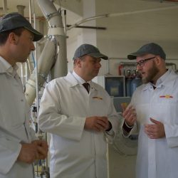 Betriebsleiter Norman Krug und Dirk Willkomm, Vertriebsleiter und Prokurist, erläuterten Dresdens Oberbürgermeister Dirk Hilbert die Produktionsanlagen der Dresdener Mühle. Foto: Steffen Dietrich