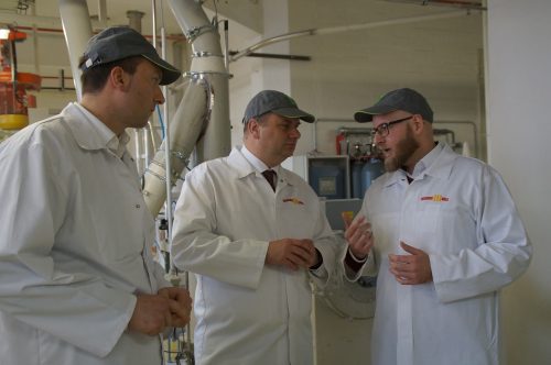 Betriebsleiter Norman Krug und Dirk Willkomm, Vertriebsleiter und Prokurist, erläuterten Dresdens Oberbürgermeister Dirk Hilbert die Produktionsanlagen der Dresdener Mühle. Foto: Steffen Dietrich