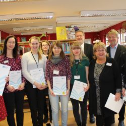 »Bibliothek des Jahres« ist die Blasewitzer Filiale mit dem Team um Grit Hirsch (l.). Zur Preisverleihung gratulierten Kulturbürgermeisterin Annekatrin Klepsch (4. v. l.), Prof. Arend Flemming (4. v. r.), Direktor der Städtischen Bibliotheken, sowie der bibliothekarische Fachberater Roman Rabe (2. v. r.). Foto: Pohl