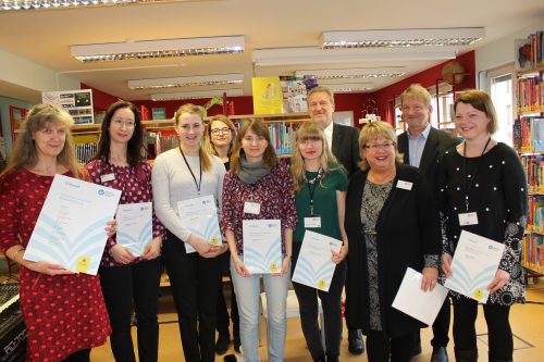 »Bibliothek des Jahres« ist die Blasewitzer Filiale mit dem Team um Grit Hirsch (l.). Zur Preisverleihung gratulierten Kulturbürgermeisterin Annekatrin Klepsch (4. v. l.), Prof. Arend Flemming (4. v. r.), Direktor der Städtischen Bibliotheken, sowie der bibliothekarische Fachberater Roman Rabe (2. v. r.). Foto: Pohl