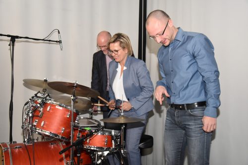 Gewohnt, den Ton vorzugeben: Ohne alle Berührungsängste versuchte sich Sozialministerin Barbara Klepsch am Schlagzeug. Daniel Scheufler (r.) und Ulrich Mann lauschen aufmerksam. Foto: Möllerr