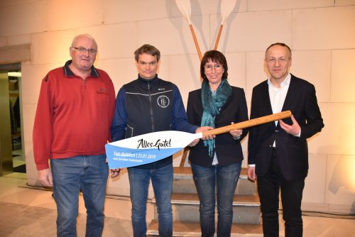 Zur Erinnerung an das Richtfest übergaben Ina Kalder, Vorsitzende des Dresdner Rudervereins, und Bootswart Joachim Lätsch vom DRV (l.) an Thomas Haaser (2. v. l.) ein signiertes Präsent zum Richtfest. Zu Gast war auch Bürgermeister Dr. Peter Lames. Foto: Trache