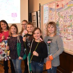 Botschafter in eigener Sache: Die Schüler stellten ihren eigenen Stadtplan vor. Foto: Trache