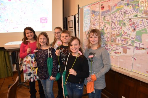 Botschafter in eigener Sache: Die Schüler stellten ihren eigenen Stadtplan vor. Foto: Trache