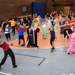 Choreografin Yeri Anarika Sanchez (vorn) zeigt Schülern der Klassen 5c und 6a die ersten Tanzschritte. Foto: Trache