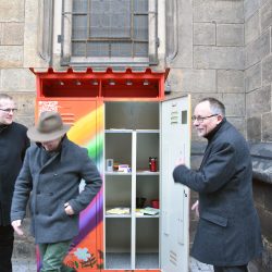 Mit den Tauschschränken wird eine alte Idee zu neuem Leben erweckt: Der erste seiner Art steht vor der Martin-Luther-Kirche. Foto: Möller