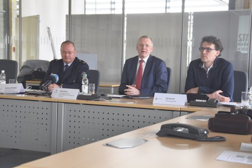 Ordnungsbürgermeister Detlef Sittel (m.) und Amtsleiter Andreas Rümpel (l.) sind zufrieden. Bei der Dresdner Feuerwehr läuft alles rund. Foto: Möller