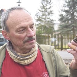 Jahr für Jahr hilft Rentner Lothar Edelmann dem Kleingetier dabei, sicher über die Straße zu kommen. Foto: Möller