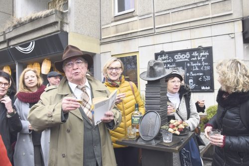 Anstoßen zu Ehren des Meisters. Roland Fröhlich schlüpfte in die Rolle des Schriftstellers und Journalisten Erich Kästner, der am 23. Februar seinen 120. Geburtstag gefeiert hätte. Foto: Möller