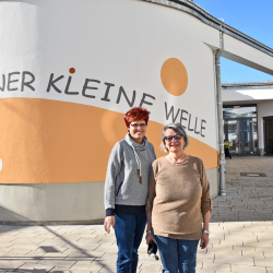 Neues Gebäude, neuer Name: In der Leubener Kinderkrippe können 78 Mädchen und Jungen von null bis drei Jahren betreut werden. Margit Hockauf (l.), ständige Vertretung beider Einrichtungsleitungen des Verbundes Leubener Kita e. V., und Barbara Schlegel, Leiterin der Kinderkrippe, sind stolz auf die moderner Einrichtung. Bei einem Tag der offenen Tür können sich im April alle Interessierten ein eigenes Bild von der Krippe machen. Foto: Trache