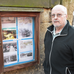 Stadtteilhistoriker Falk Fritzsche stellt im Schaukasten Lockwitzer Straße 8 in Wort und Bild Interessantes aus der Geschichte von Strehlen vor. Foto: Trache